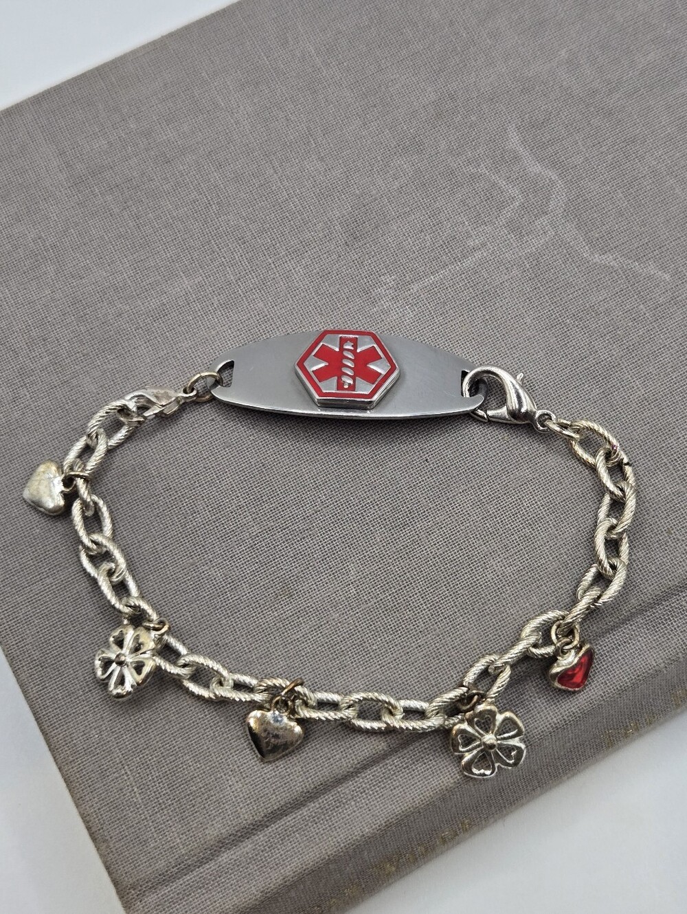 Emergency Medical Heart Charm Bracelet 8" Diabetic silvertone